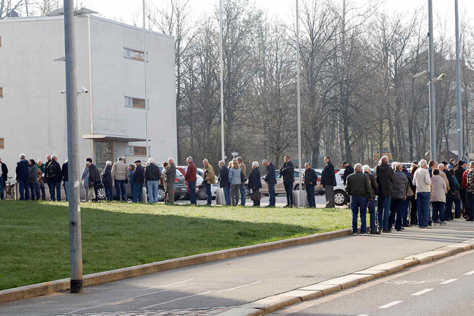 Schon eine halbe Stunde nach Start der Ausgabe stand dutzende Menschen nach der Münze an.