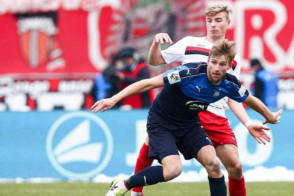 Jan Washausen (v., gegen Erfurts Elias Huth) konnte in seinen ersten beiden Partien für den FSV überzeugen. Trainer Torsten Ziegner setzt auf ihn.