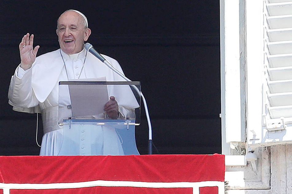 Papst Franziskus winkt von einem Fenster über dem Petersplatz während des Angelus-Gebets am Mittag.