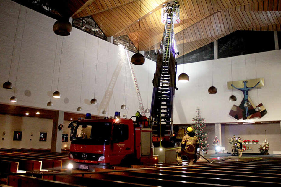 Mit der Drehleiter in der Kirche - diesen Einsatz gibt es auch nicht alle Tage.