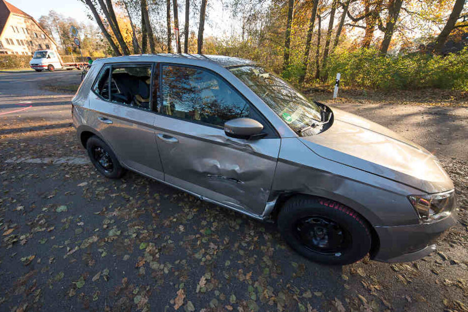 Der Schwalbe bohrte sich in die rechte Seite des Skoda.