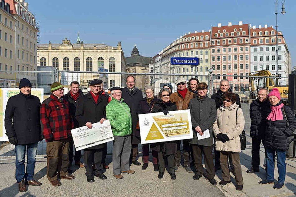 Das sind die Spender. OB Dirk Hilbert (46) begrüßte sie gestern auf dem Neumarkt.