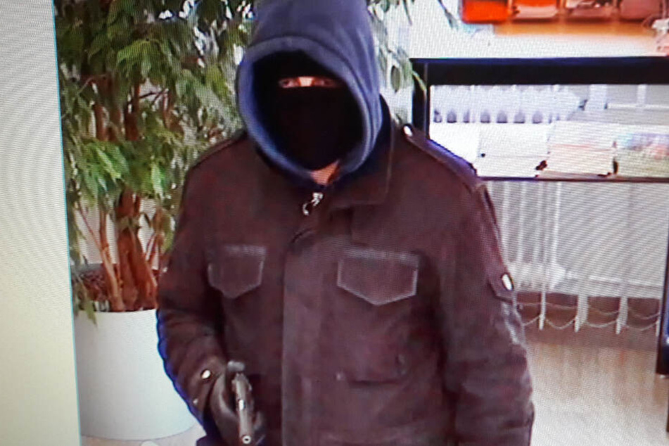 Die Polizei sucht aktuell mit Hilfe eines Bildes nach dem mutmaßlichen Täter.