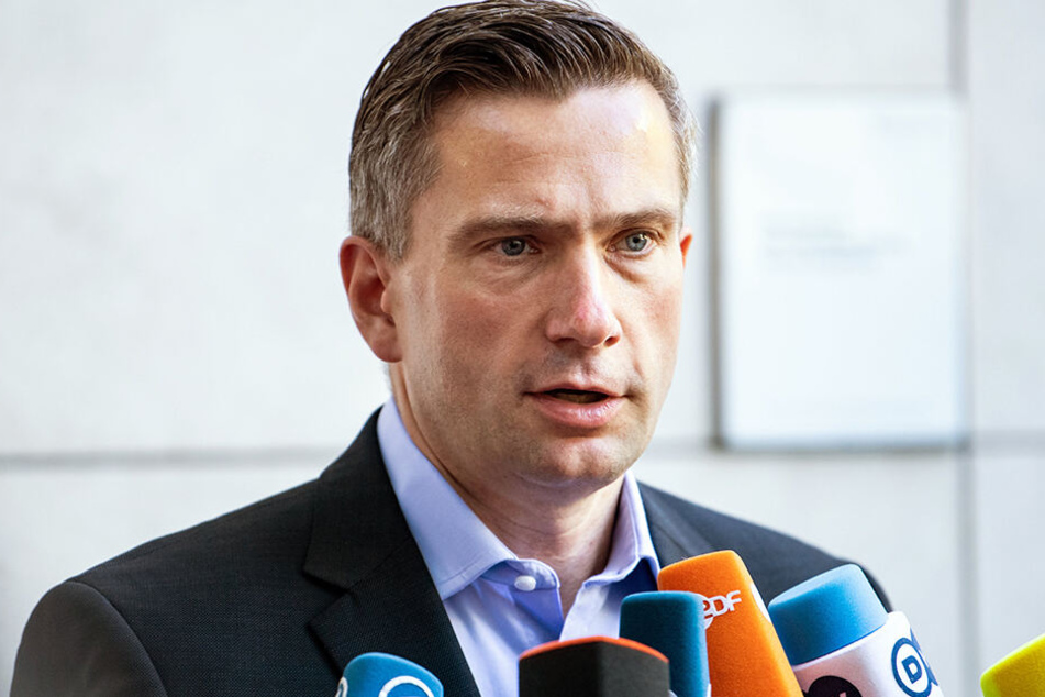 Wirtschaftsminister Martin Dulig unterzeichnet am Freitag einen Vertrag.