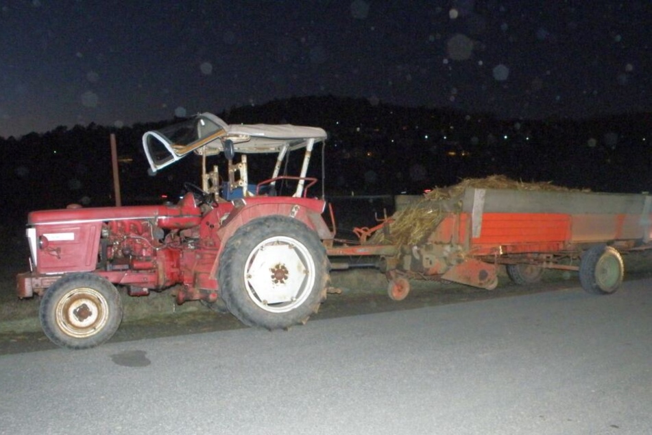 Ohne Licht tuckerte der Trecker über die Bundesstraße.