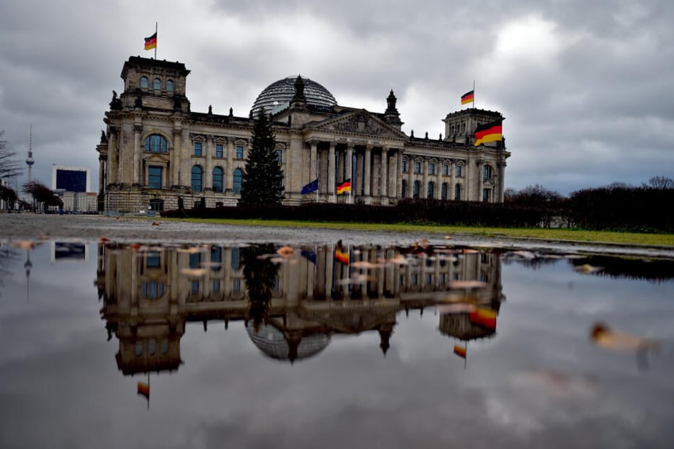Graue Wolken über dem Reichstag.