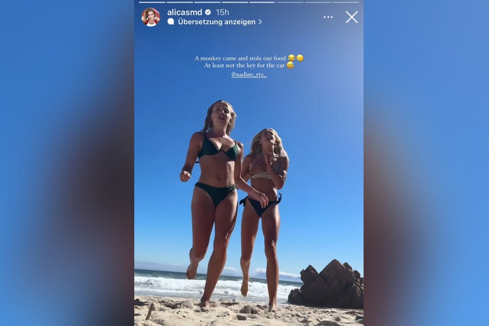 Die Läuferinnen Alica Schmidt (25, r.) und Nadine Reetz (20, l.) wurden bei einem Strandausflug in Südafrika Opfer eines Affen-Überfalls.
