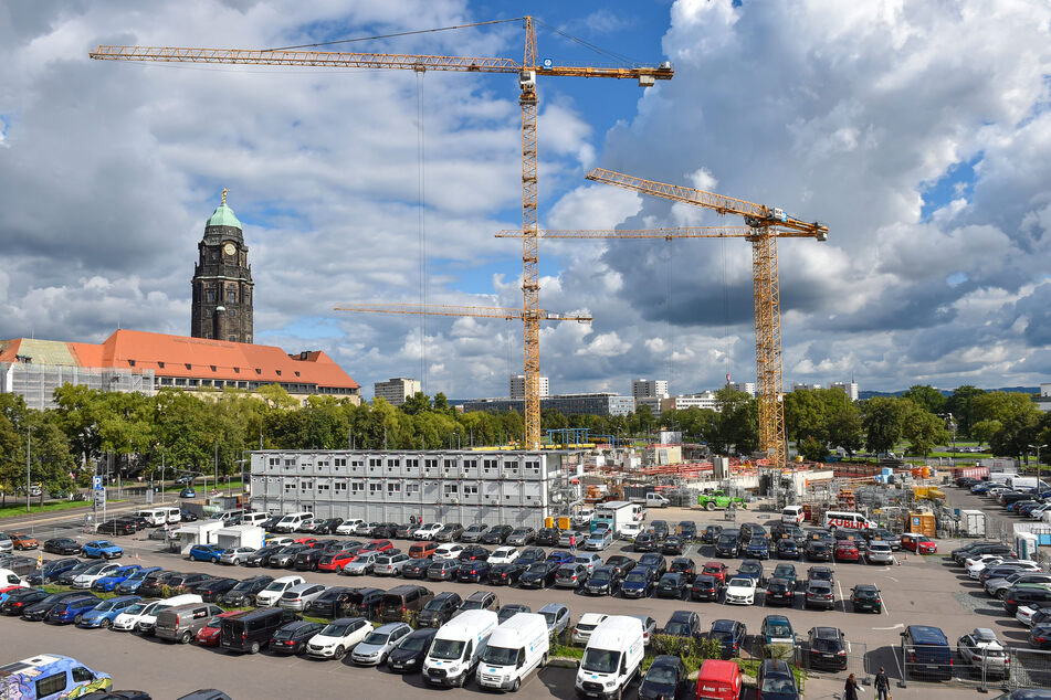 Für rund 140 Millionen Euro lässt die Stadt am Ferdinandplatz einen modernen Verwaltungssitz errichten. Dieser soll voraussichtlich 2025 bezogen werden.