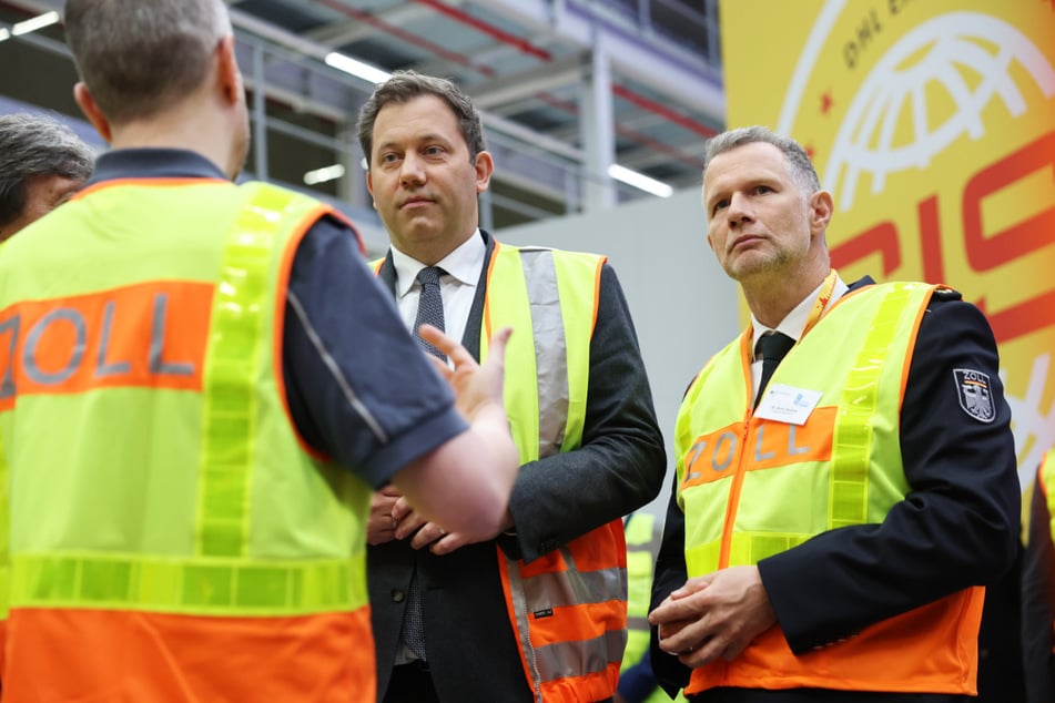 Bundesfinanzminister Lars Klingbeil (48, SPD) war vor Ort und hat mit Zollbeamten gesprochen.