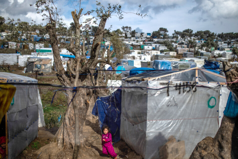 Griechenland, Lesbos: Ein Kind spielt in einem provisorischen Zeltlager in der Nähe des Camps für Migranten in Moria. In Ritsona soll die Lage weniger schlimm sein. 