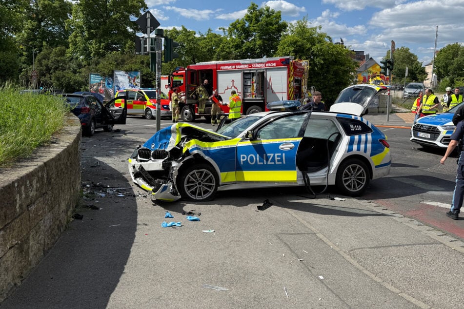 Bei dem Zusammenstoß wurden drei Personen verletzt. Ein Polizist wurde mit mittelschweren Verletzungen in eine Klinik gebracht.
