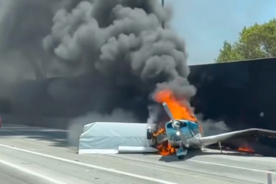 Das Flugzeug landete auf dem Highway und fing Feuer.