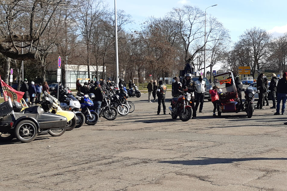 Um 12 Uhr startete ein Aufzug der Gegendemonstranten vom Völkerschlachtdenkmal.