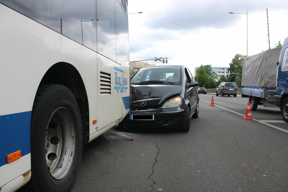 Der Unfall ereignete sich am gestrigen Freitag auf der zweispurigen Aachener Straße in Düren.