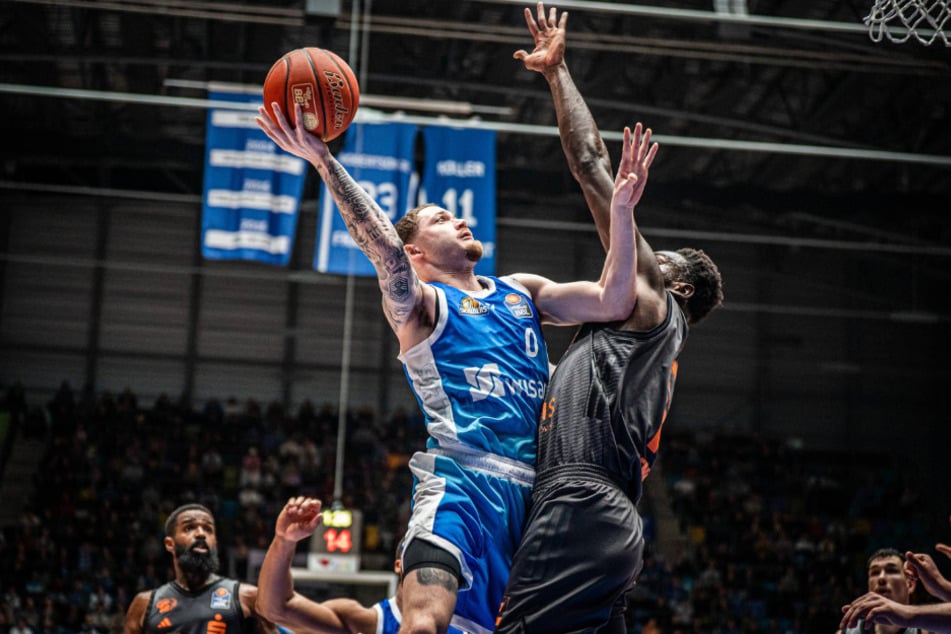 Die Chemnitzer gerieten nach starkem Beginn in Frankfurt ins Hintertreffen, kämpften sich aber eindrucksvoll zurück. Am Ende lagen dennoch die Gastgeber knapp vorne.