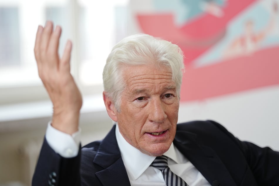 Richard Gere kritisiert den Umgang mit Migration scharf und will den Fokus mit einer neuen Initiative stärker auf die Fluchtursachen lenken.