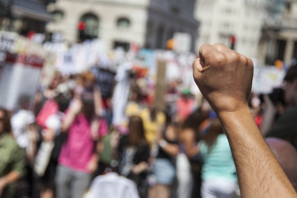 Halle: Mehrere Hundert Menschen protestieren gegen AfD-Kundgebung