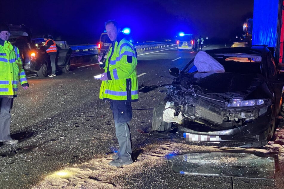Bei einem Unfall auf der A1 zwischen Bad Oldesloe und Reinfeld wurden am Donnerstag drei Menschen teils schwer verletzt. Sieben Fahrzeuge waren beteiligt.