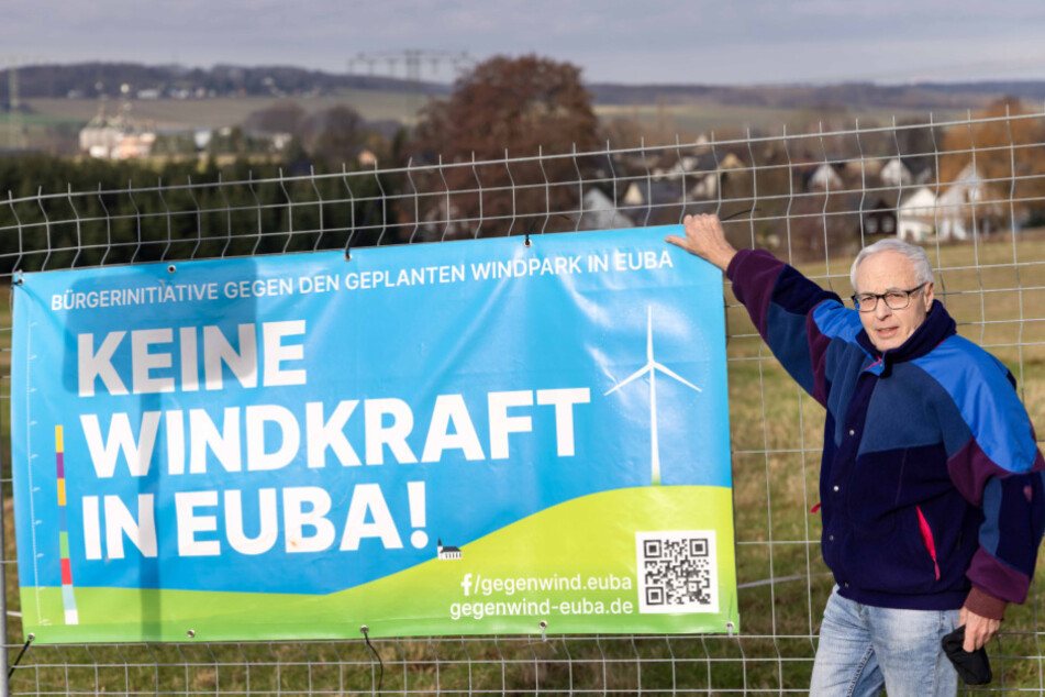 Günter Spielvogel (74) hat mit der Bürgerinitiative "Gegenwind" mehrere Plakate gegen die geplanten Windräder im Ort aufgehängt.