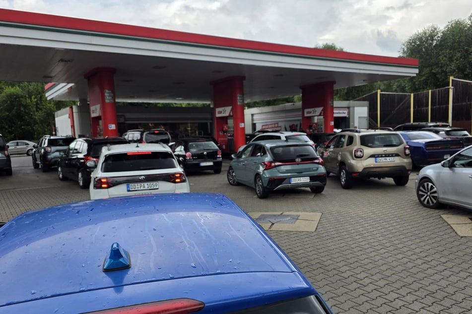 Bei der star-Tankstelle auf der Coventrystraße wollten viele Autofahrer die günstigen Spritpreise nutzen.