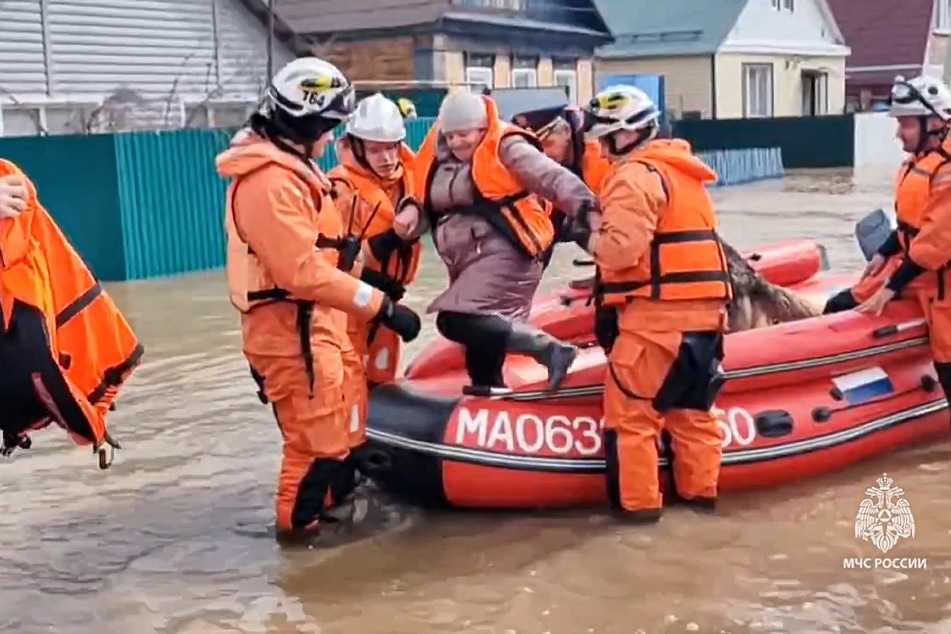 Rettungskräfte mussten nach dem Bruch eines Damms zahlreiche Einwohner evakuieren.