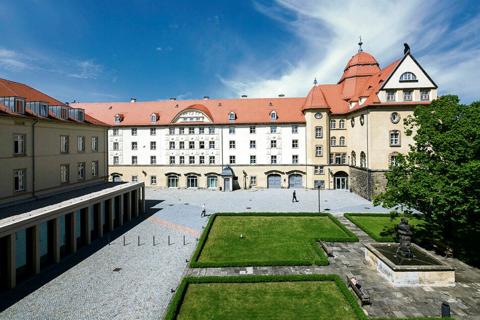 Das Landratsamt in Pirna. Die FDP-Juristen wünschen sich weniger Sonderrechte für die Landkreise insgesamt, wenn es um Verordnungen geht.