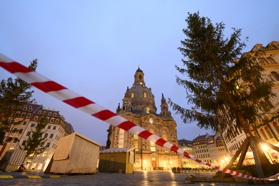 Absperrbänder sind während der Aufbauarbeiten des Historischen Weihnachtsmarktes auf dem Neumarkt vor der Frauenkirche gespannt.