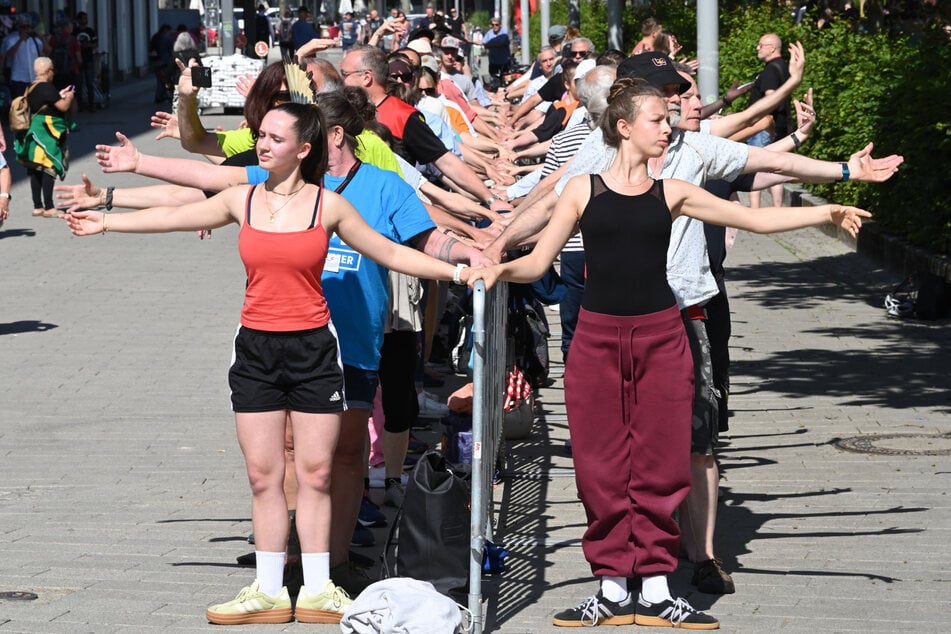 Mehr als 1000 Ballett-Schülern gelang ein neuer Rekord im Dauertanzen unter freiem Himmel.