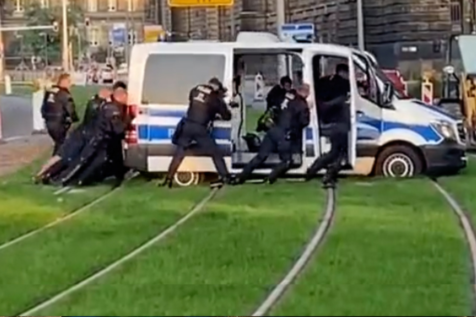 Dresden: Dresdner Polizei steckt im Gleisbett fest und sorgt für zahlreiche Lacher