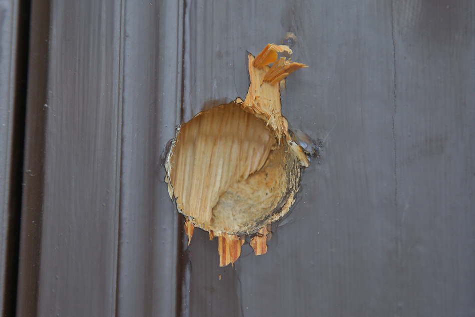 Eine Tür der Semperoper nahm Schaden.