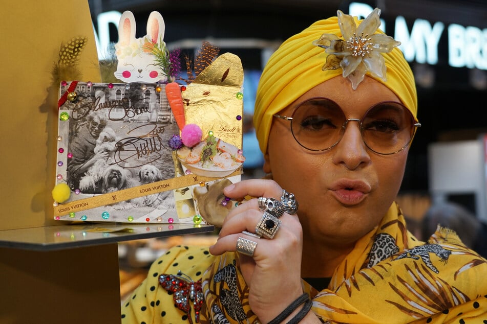 Julian F. M. Stoeckel (39) mit seiner Rembrandt-Collage.