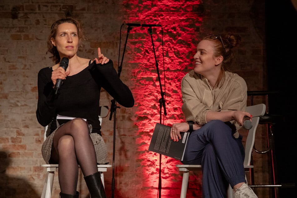 Mit ihrer Veranstaltung "Testzentrum - Long Covid Short Stories" haben die beiden Schauspielerinnen einen humorvollen Umgang mit ihrer Situation gefunden.