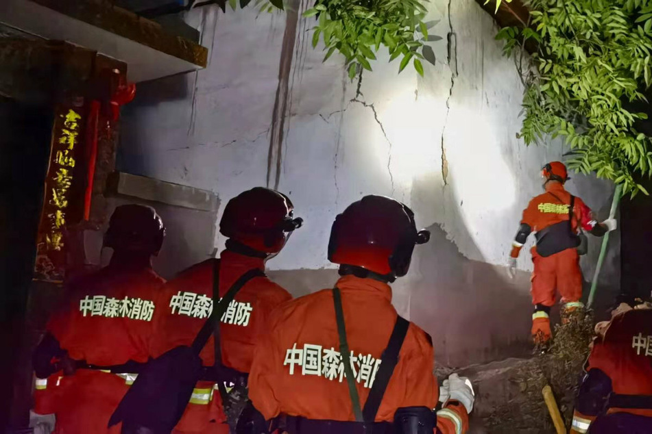 Rettungskräfte in der Nähe eines beschädigten Gebäudes nach einem Erdbeben in Yangbi, dem Südwesten Chinas.