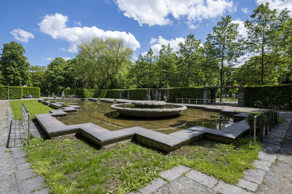 Wegen einer technischen Havarie ist der Leuchtbrunnen im Schloßteichpark voraussichtlich bis Mitte Juni außer Betrieb.