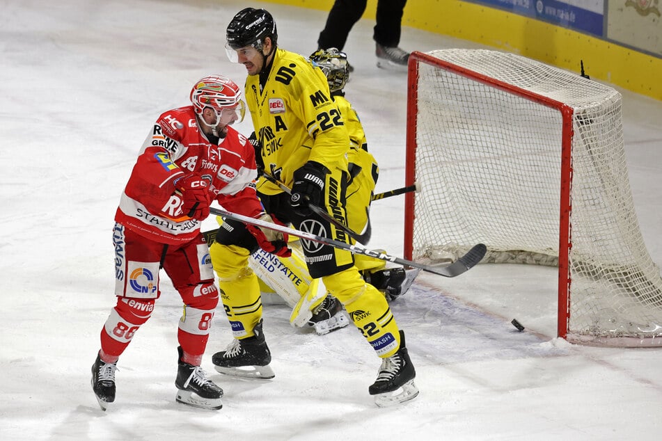 Krefelds Oliver Mebus (r.) bugsierte die Scheibe zum zwischenzeitlichen 1:1 ins eigene Tor. Louis Brune wurde das Tor gutgeschrieben.