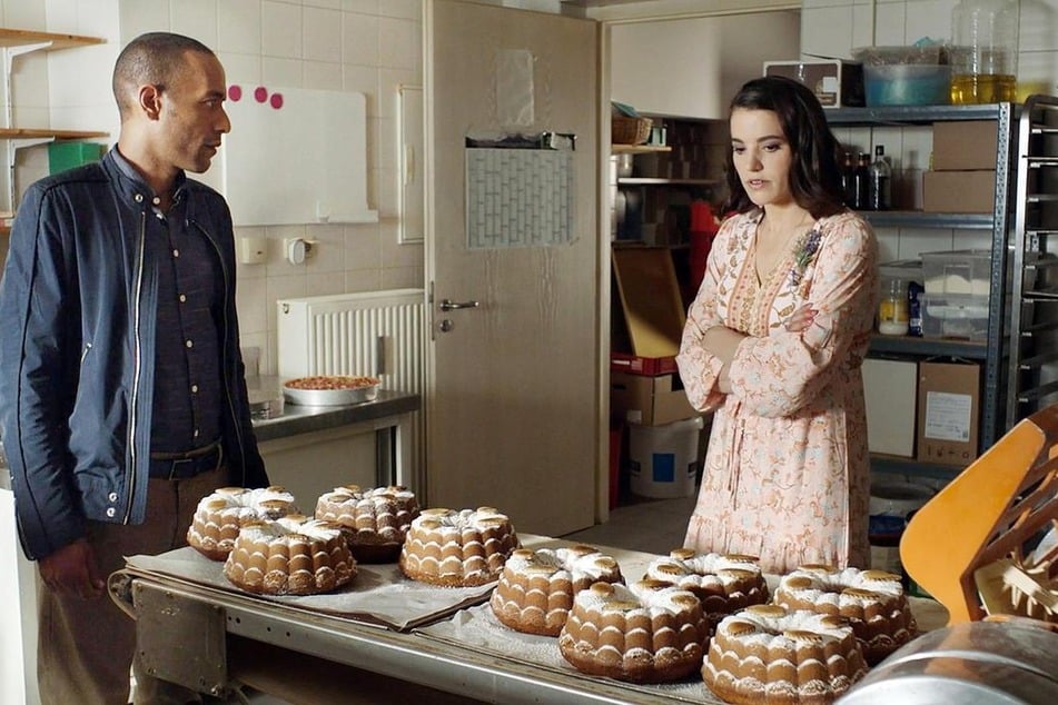 Cecilia Wittmann (Mona Vojacek Koper, 30, r.) beteuert vor Jerry Paulsen (Peter Marton, 39) einen nussfreien Kuchen gebacken zu haben.