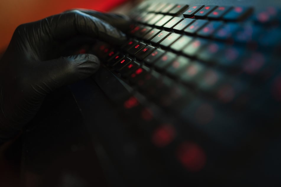 Der Cyberbetrug soll trotz erfolgter Durchsuchungsmaßnahmen über ein Jahr fortgesetzt worden sein. (Symbolfoto)