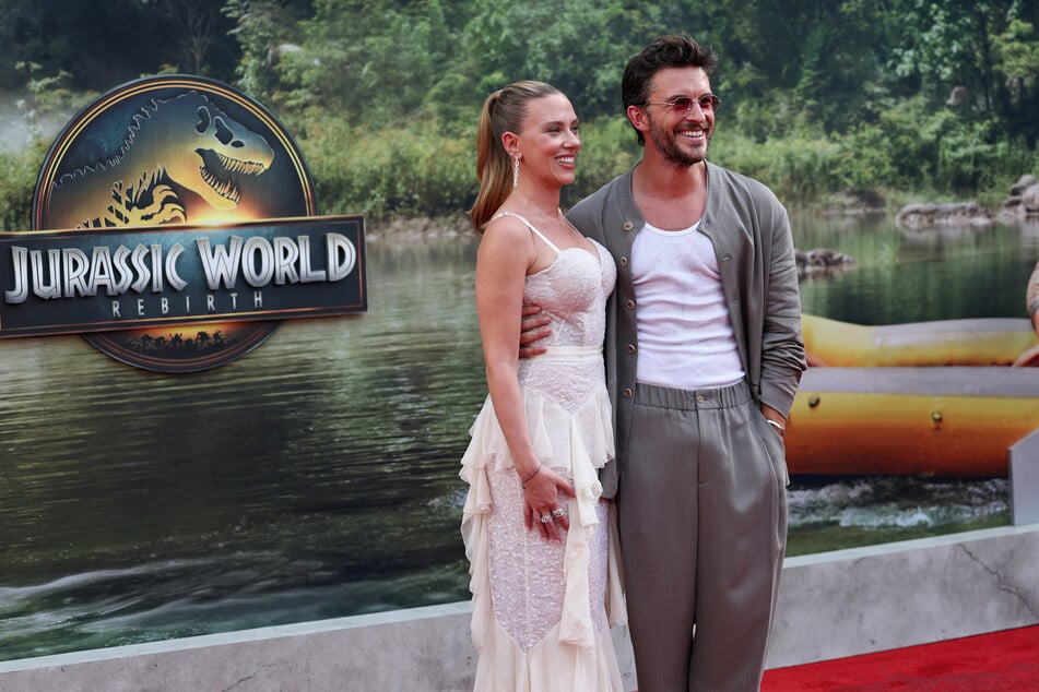 Scarlett Johansson und Jonathan Bailey sind ab dem 2. Juli in "Jurassic World Rebirth" im Kino zu sehen.
