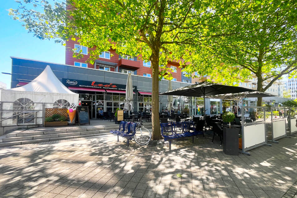 Leo's Schlemmercafé befindet sich mitten auf dem Breiten Weg in der Fußgängerzone in Magdeburg.