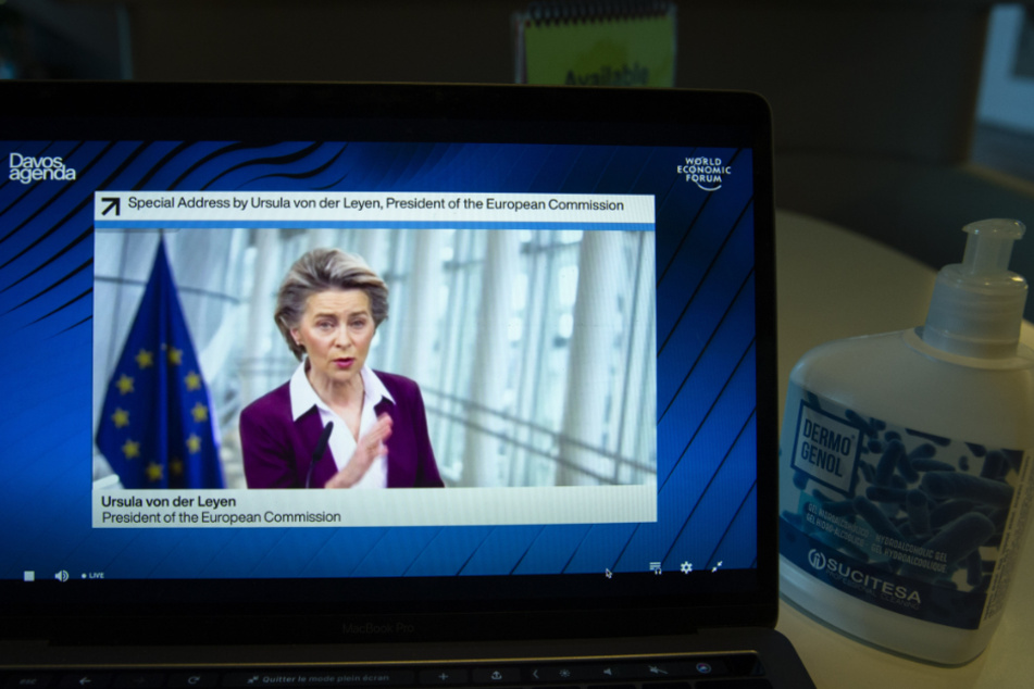 Ursula von der Leyen (62), EU-Kommissions-Chefin appelliert an die Hersteller im Streit um knappe Kapazitäten.