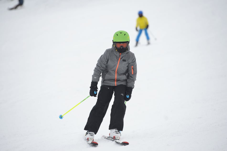 Am Wochenende kann man am Carlsfelder Hirschkopf Ski fahren.