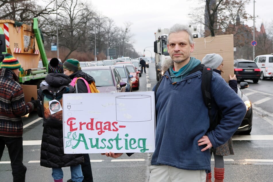 "Richten uns nicht gegen Autofahrer": Klima-Aktivisten bringen Verkehr in Dresden zum Erliegen