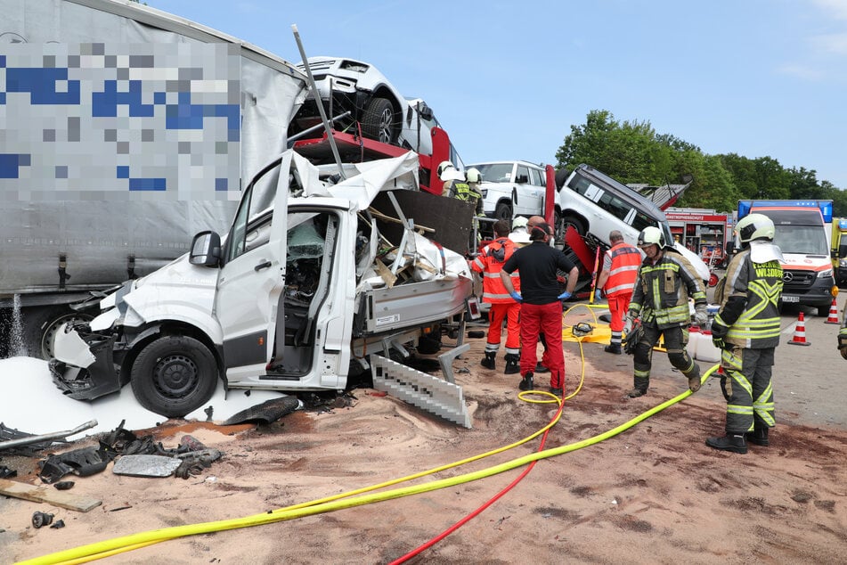 Ein Kleintransporter und weitere Fahrzeuge wurden beschädigt oder gar vollständig demoliert.