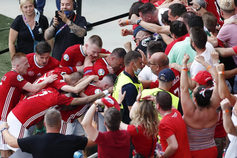Attila, wo bist Du? Der Torschütze rannte nach dem 1:0 an den Platz einer Reporterin und kickte ihren Tisch um, während er von den Fans gefeiert wurde.