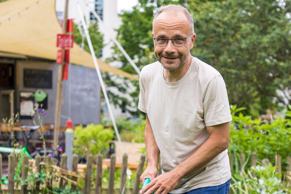 Projektleiter Thomas Kowalski (55) kümmert sich bei den Projekten der "UFER" darum, dass schon die kleinsten Dresdner mit der Natur in Berührung kommen.