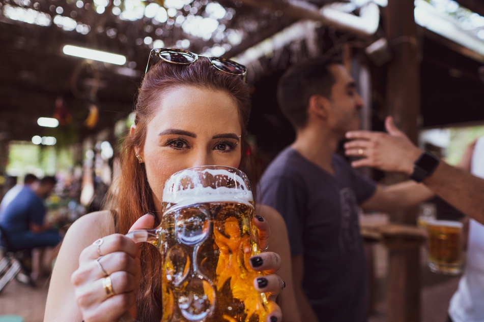 Getränke mit Alkohol oder viel Zucker entwässern.