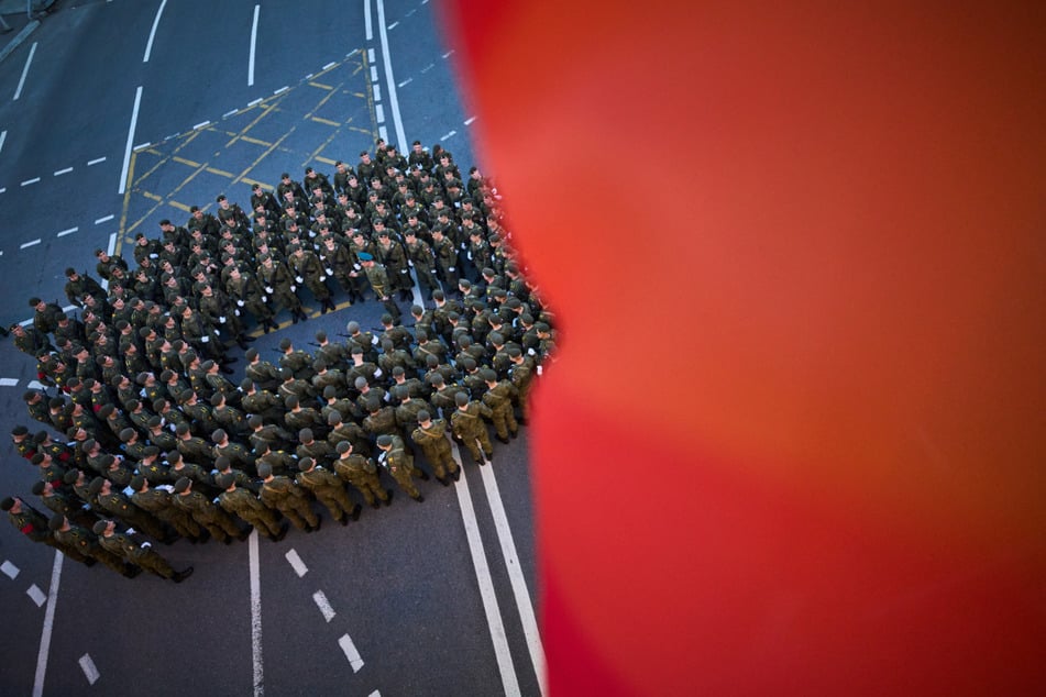 Russische Soldaten während der Probe der Militärparade zum Tag des Sieges anlässlich des 81. Jahrestages des Sieges der Sowjetunion über Nazi-Deutschland.