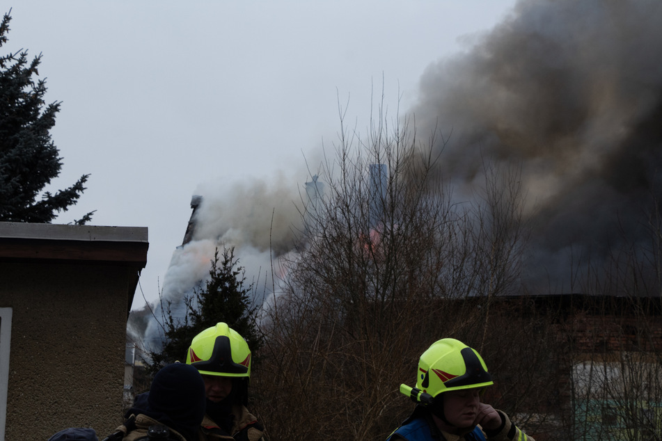 Großeinsatz! Meterhohe Flammen schlagen aus Mehrfamilienhaus