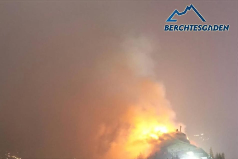 Die Berggaststätte hoch über Berchtesgaden brannte am Freitagabend lichterloh.