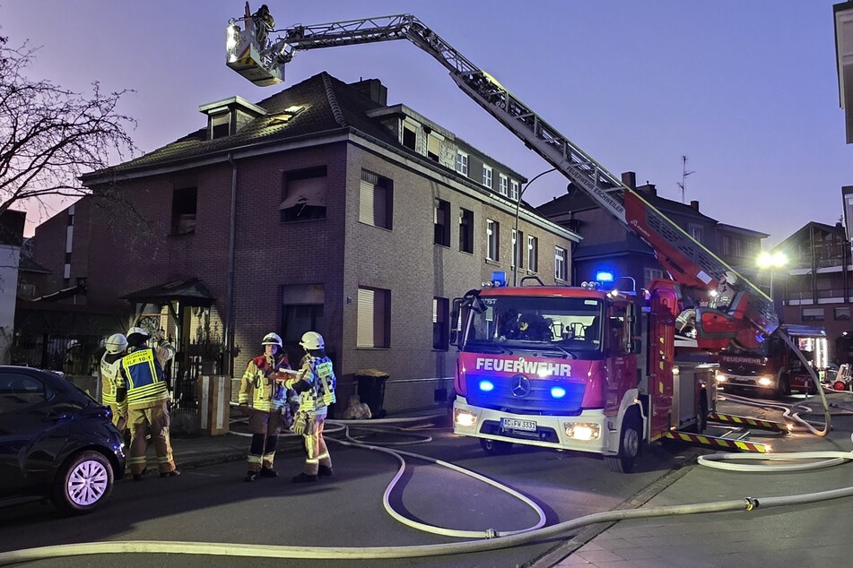 Drei Verletzte bei Wohnhausbrand, darunter auch ein Feuerwehrmann
